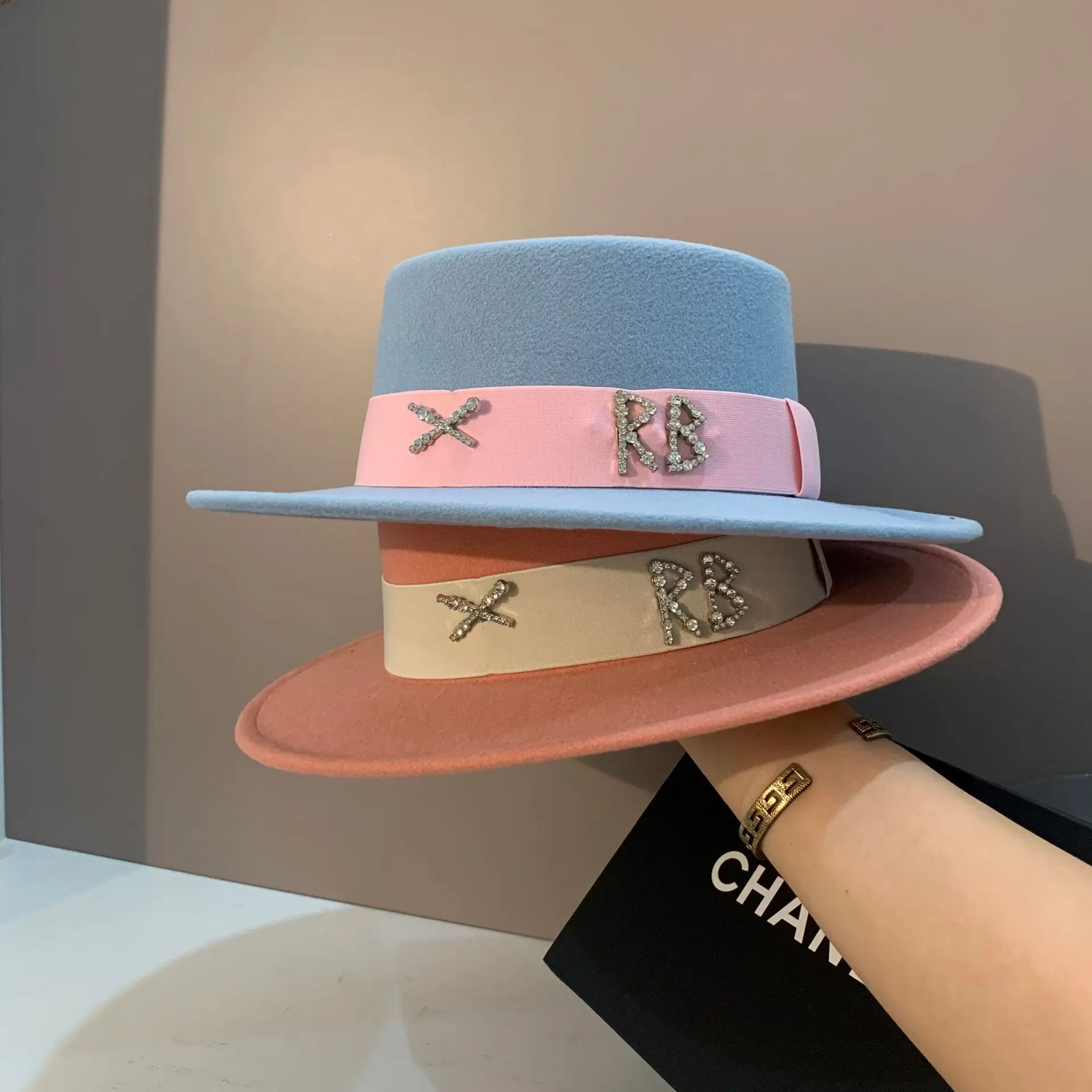 New Fedoras Women's Hat Flat Top Cap French Elegant Straw Hat Fedora Pearl Chain Hat Travel Beach Hat Panama Wide Brim Hat