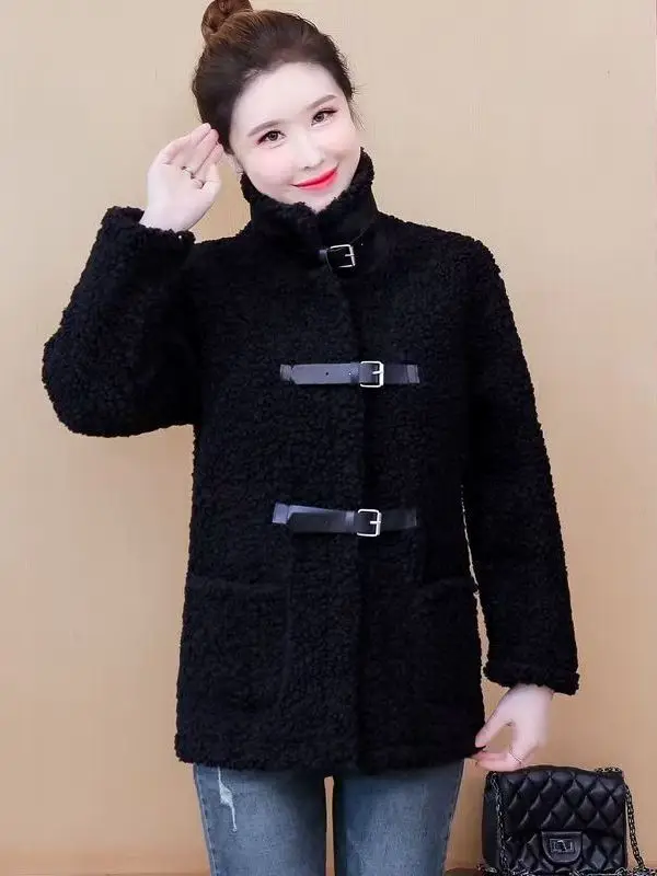 เสื้อโค้ทกำมะหยี่ขนแกะเทียมทรงโอเวอร์ไซส์สำหรับผู้หญิง สไตล์เกาหลี รุ่นใหม่ สำหรับฤดูหนาว ให้ความอบอุ่น พร้อมกระเป๋าข้าง