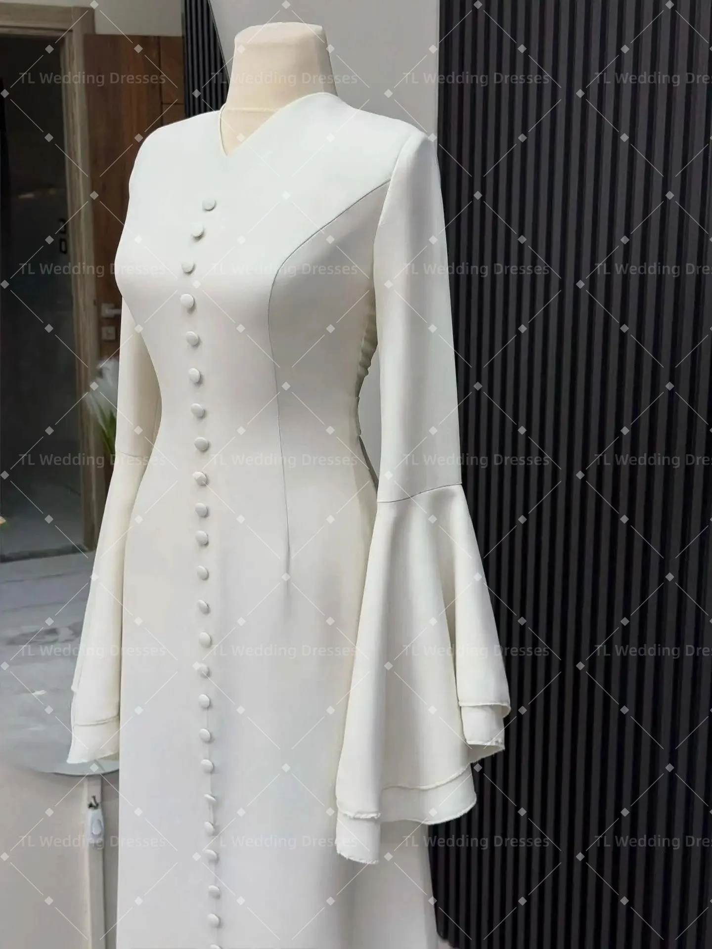 

TL 2026 Arabic Wedding Dress Customized Ivory V-Neck Buttons Bridal Gown Long Sleeves Muslim Mermaid Bride Party Dress