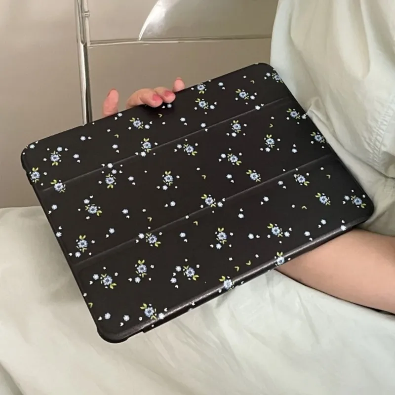 Tri-fold Stand with Pencil Holder Black Blue Floral Print Tablet Case for iPad Pro 11/12.9/13 Air 11/13inch 2026 M2 M3 M4 Cover
