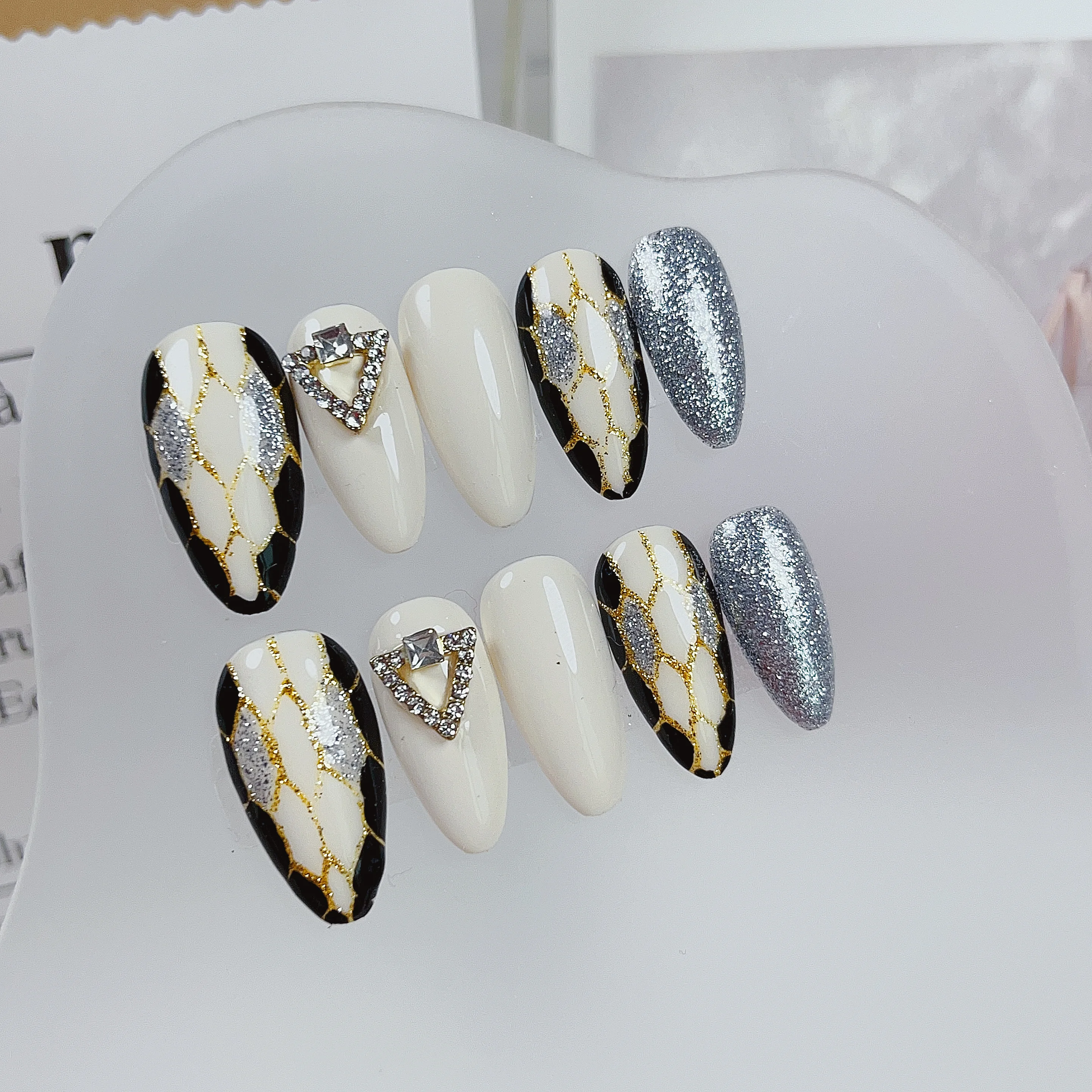 Almond-shaped Little Snake Head White Press On Nails Set with Whitening and Fashionable Style In Emmabeauty Store.No.2476