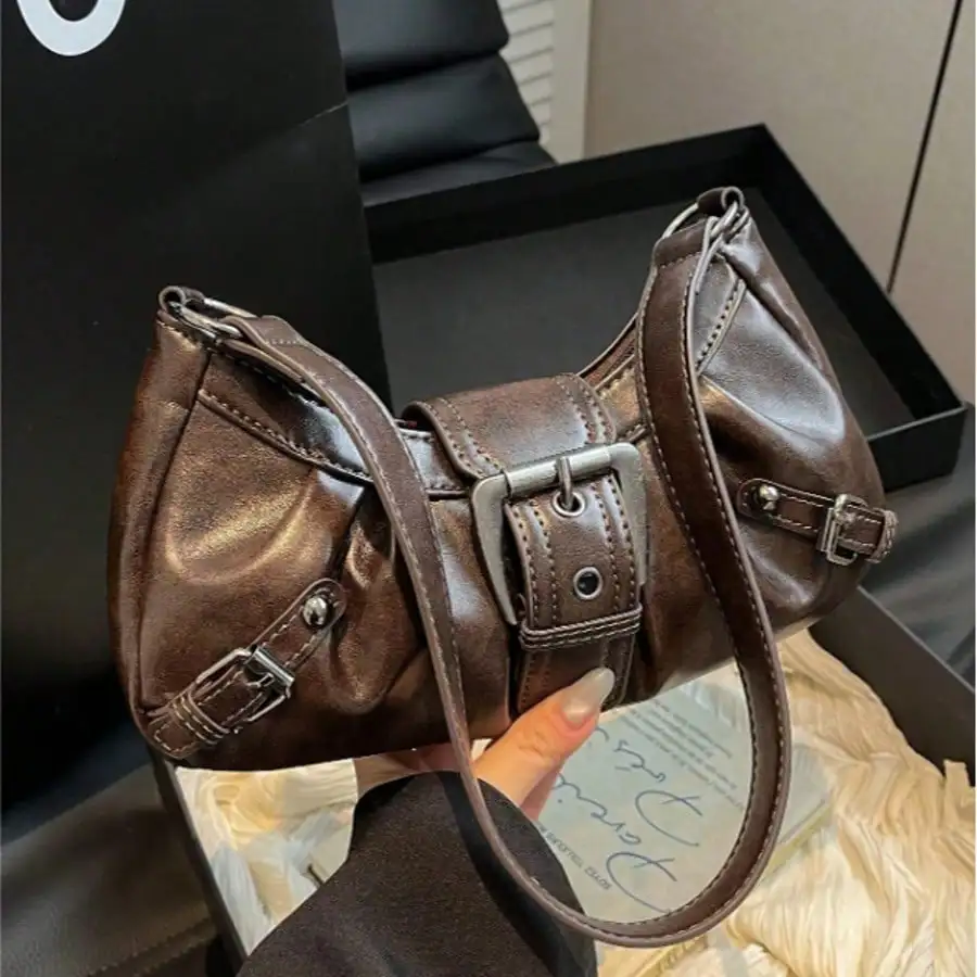 

Мягкая матовая кожаная мотоциклетная сумка Y2K в стиле ретро с заклепками, ремнями и плиссированным облачным декором, можно носить в качестве сумки через плечо или u