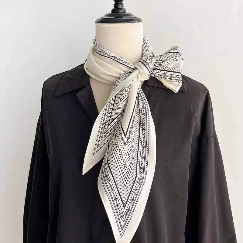 New lightweight and breathable triangular scarf suitable for women's retro and simple multifunctional triangular scarf