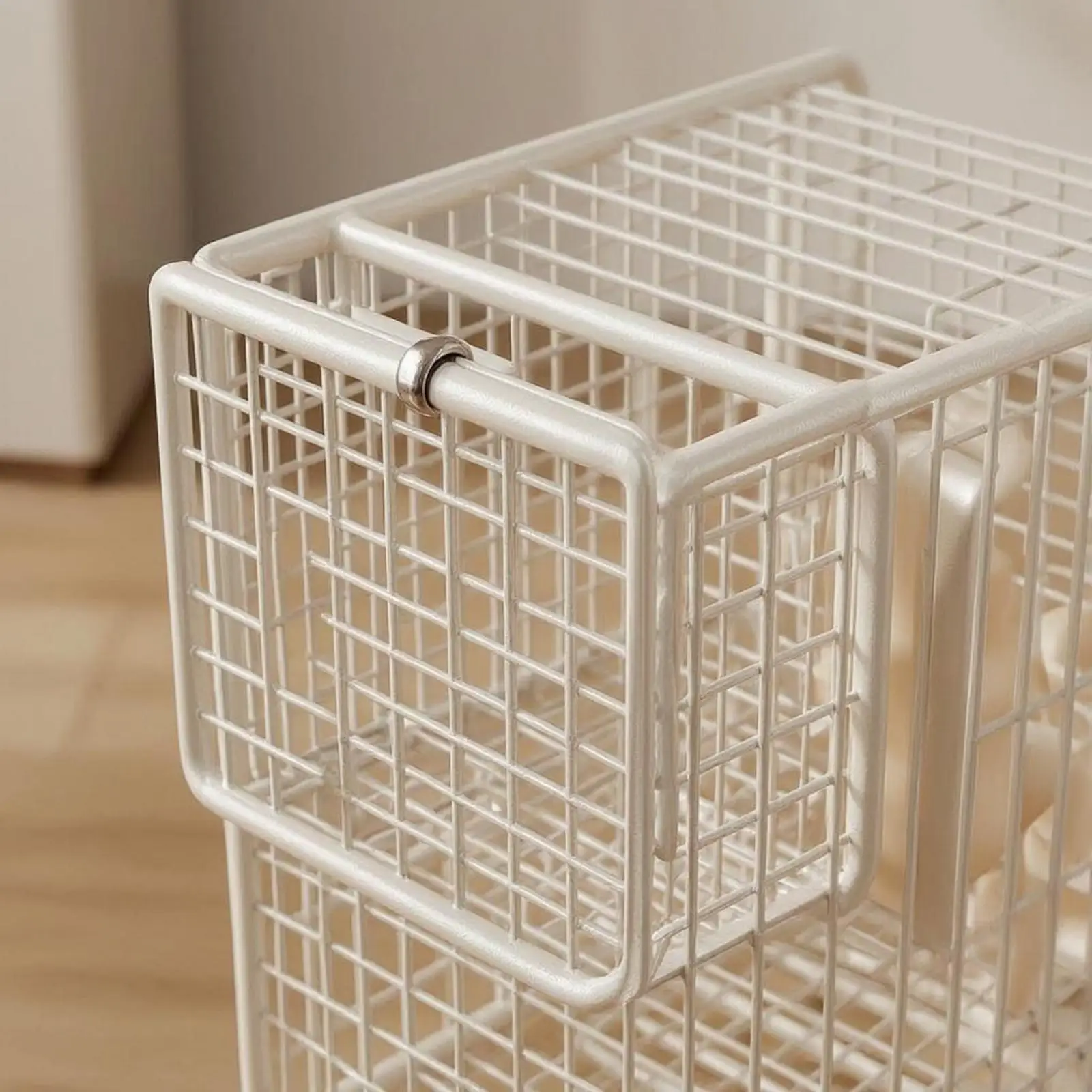 Chariot de rangement multi-sections en fil métallique pour équipements sportifs et tapis de yoga avec base roulante pour l'organisation des équipements de fitness à domicile