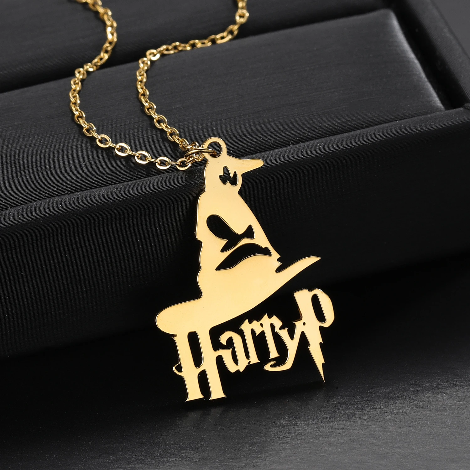 

Zciti индивидуальное имя ожерелье волшебный волшебник волшебная тема кулон ретро шрифт 18k нержавеющая сталь позолоченные ювелирные изделия популярный подарок