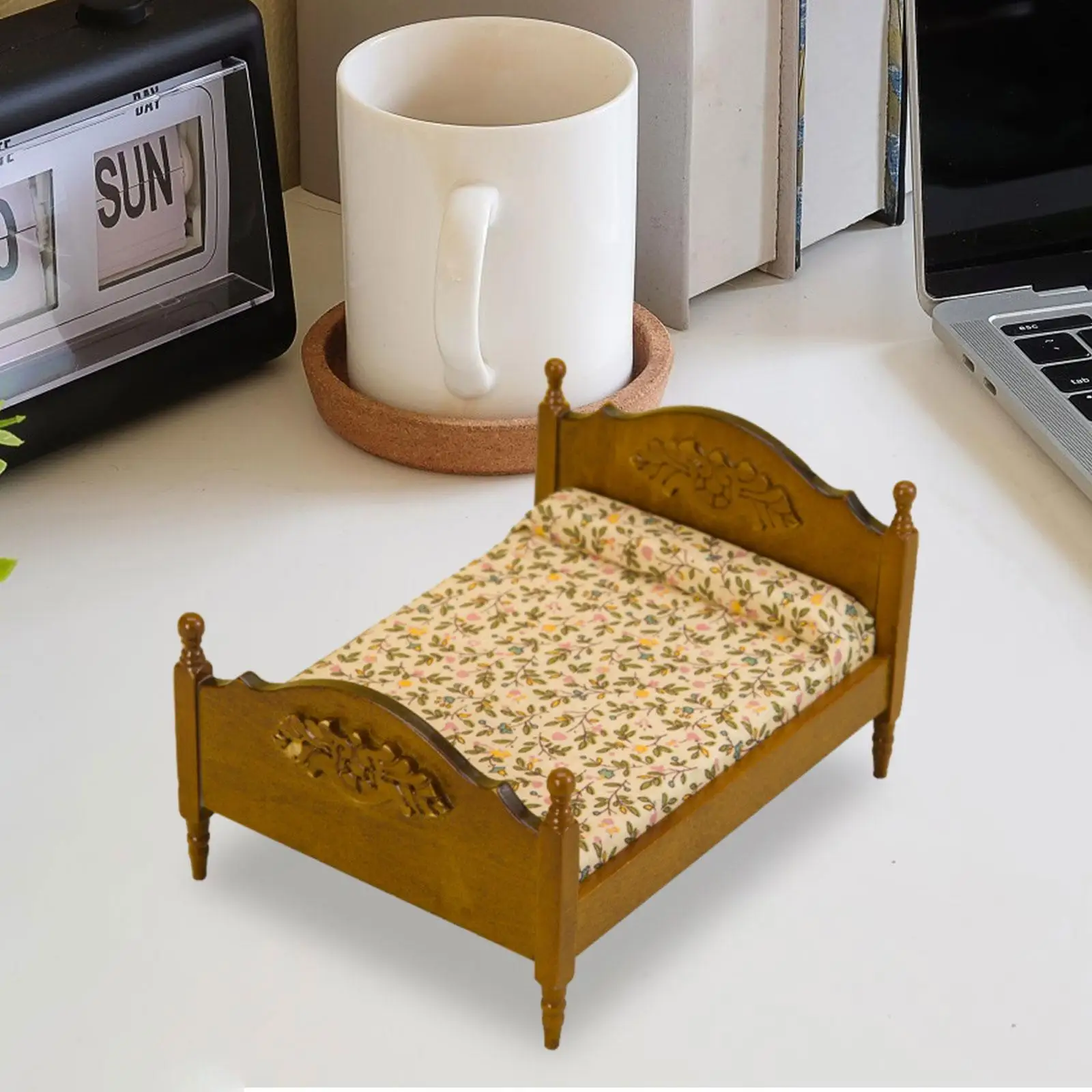 1:12 European Double Bed Model, Dollhouse Miniature Bed, 1:12 Wooden Mini Bed Wooden Bed Model for Bedroom Room Decoration,