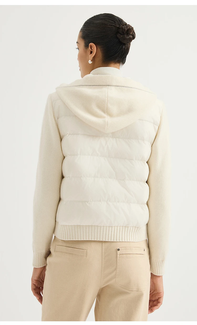 BY3621726 Damen-Daunenjacke mit Kapuze, Kaschmir-Strickärmeln, geripptem Saum und Kettenbesatz, warm, stilvoll, Old Money, Winter – Detail 11