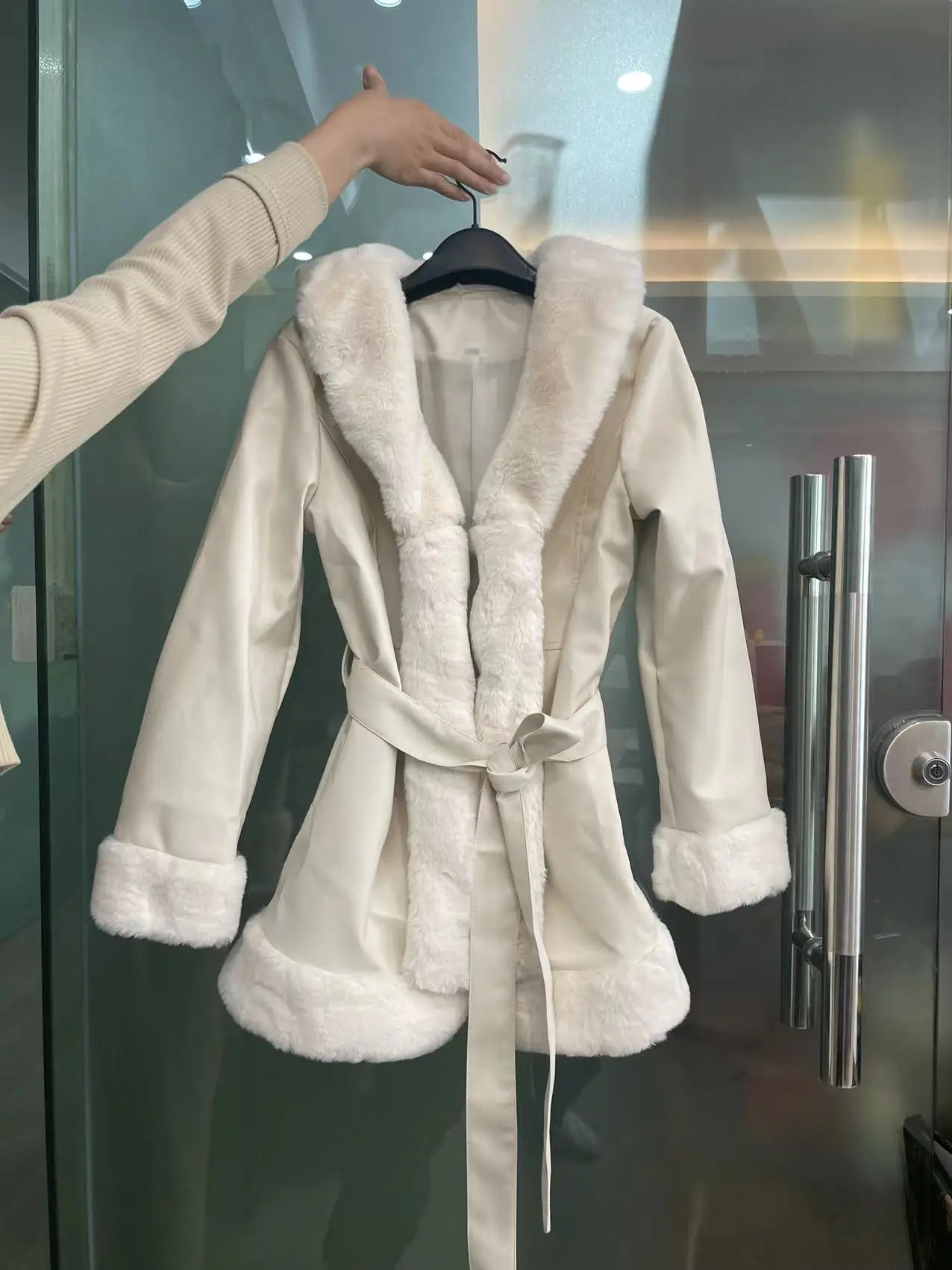 Women Faux Fur Short Coats Jackets Turn Down Collar Coat Thick Warm Y2k Streetwear Jacket Elegant Work Splice Outerwear 2026 4