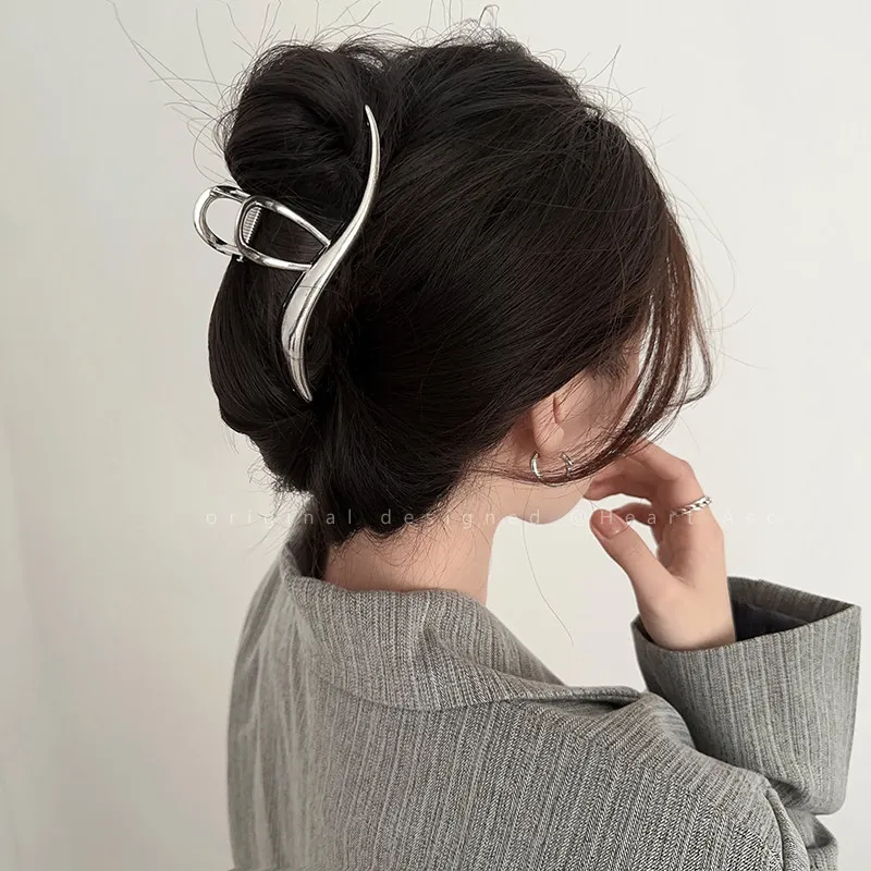 New minimalist metal hair clip, high-end large hair clip for women, perfect for updos, elegant shark clip hair ornament.