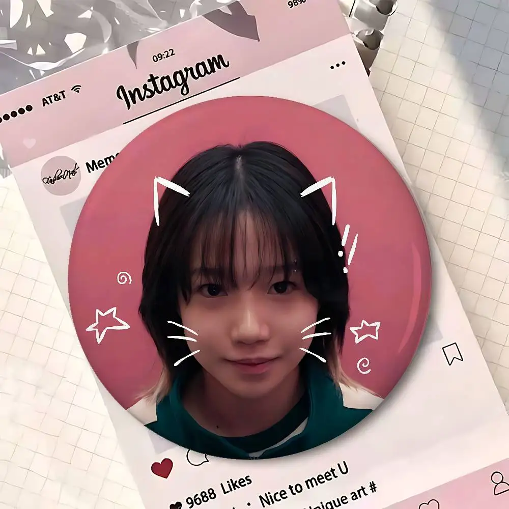فيلم S-Sq-U-id-s ألعاب شارات زر PinsBrooch الإبداعية مضحك يقتبس شارة الملابس على ظهره مجوهرات هدية للأطفال الأصدقاء