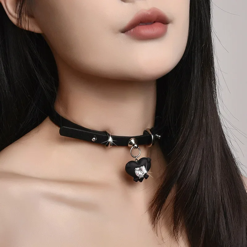 2025Cuello en forma de corazón, correa para el cuello para mujer, colgante de corazón negro, remaches de cuero genuino, cadena para el cuello gargantilla, cuello para mujer