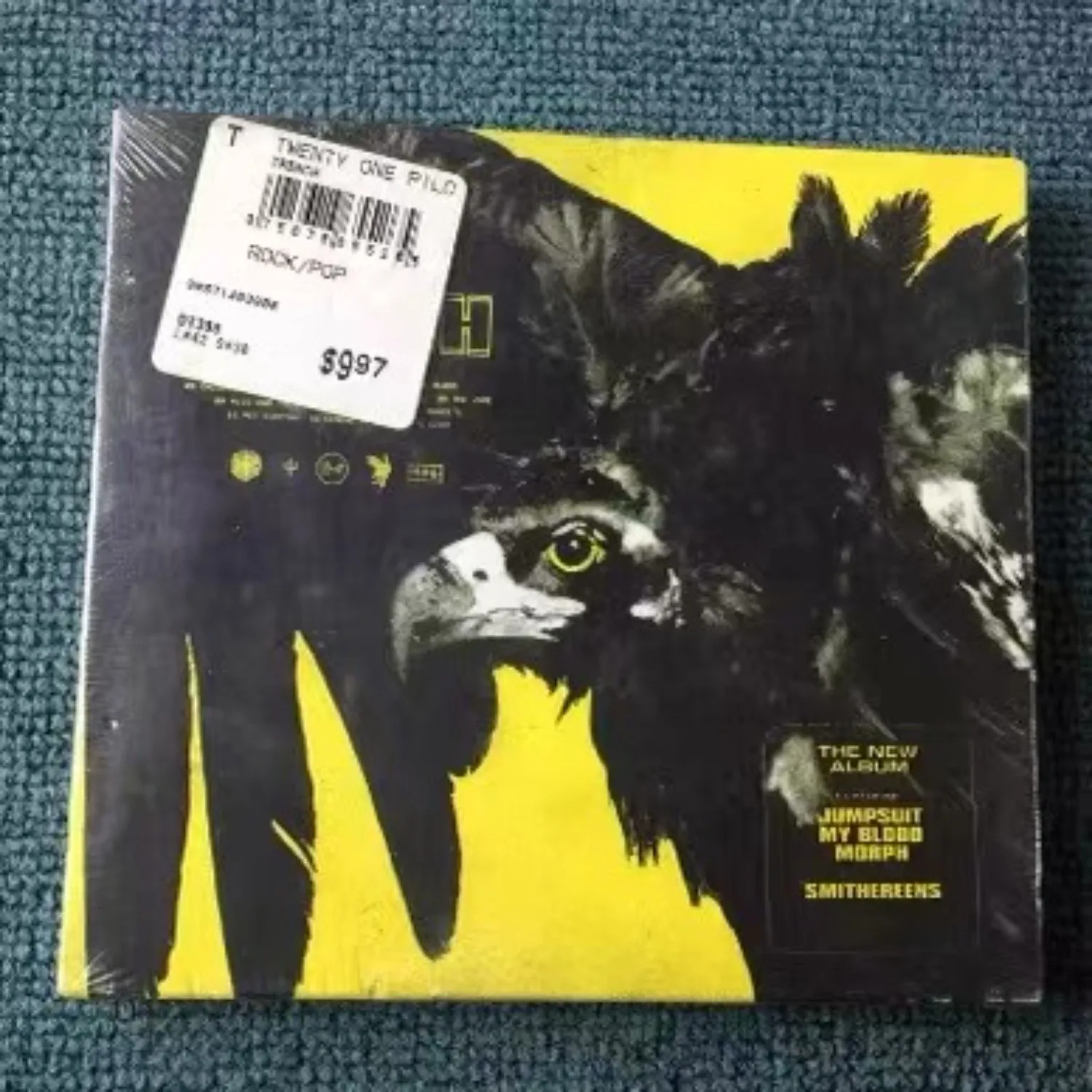 CD Twenty One Pilots Trench Este é o quinto álbum de estúdio dos Twenty One Pilots, lançado pela Fueled By Ramen em 5 de outubro de 2018.