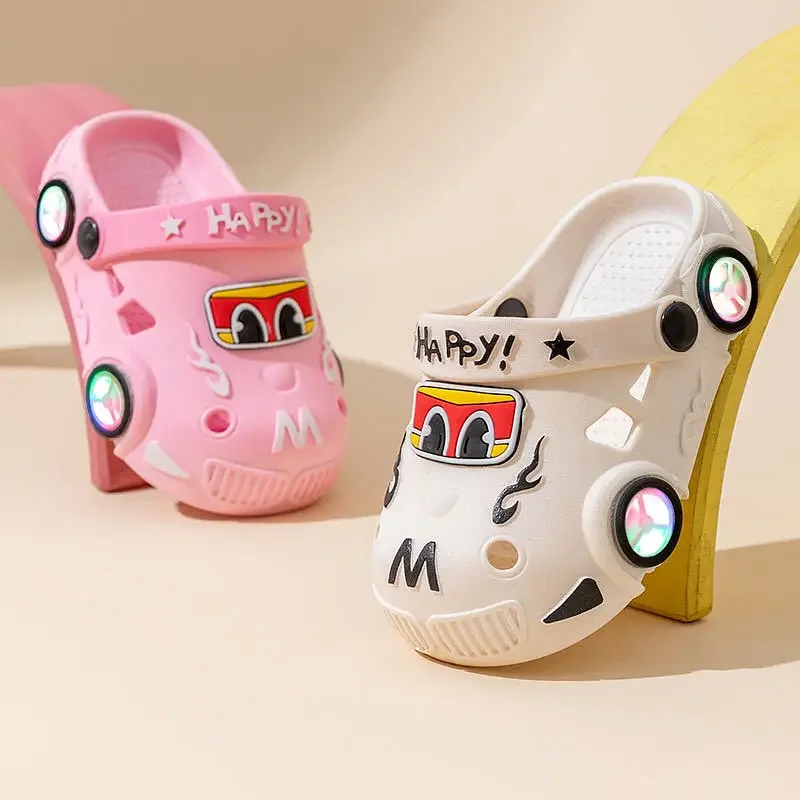 Chinelos infantis 2025 verão novos meninos rodas em forma de carro iluminará anti deslizamento fundo macio chinelos de praia do bebê
