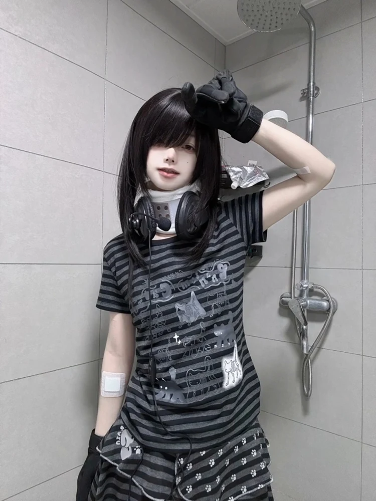 تي شيرت نسائي بأكمام قصيرة بتصميم Y2K، قصة ضيقة مع طباعة لطيفة على الطراز الياباني، قميص صيفي مخطط بألوان متباينة وماص للعرق