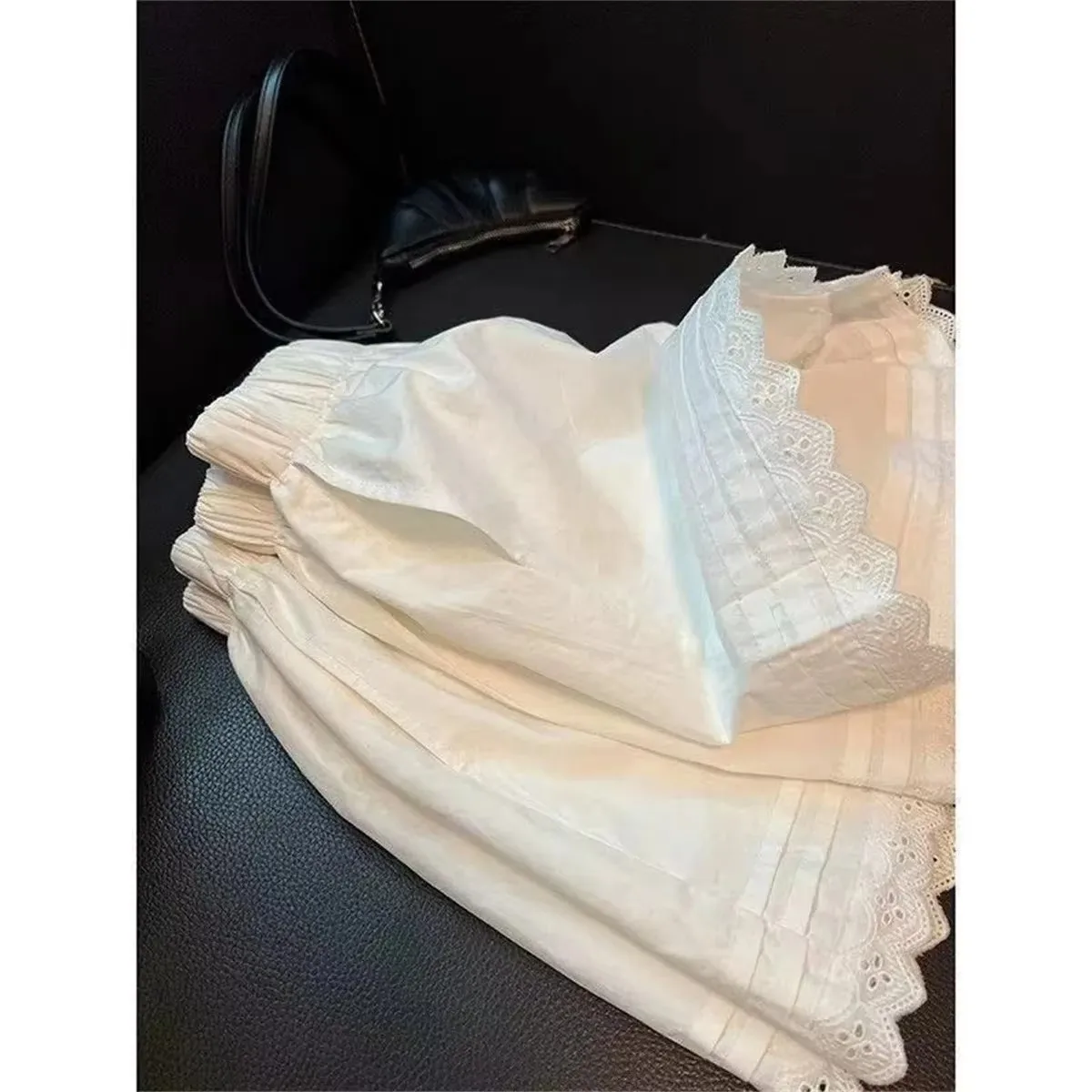 Celana Pendek Kasual Wanita dengan Renda Putih dan Patchwork, Pinggang Tinggi, Kaki Lebar, untuk Liburan Pantai, Celana Longgar Tipis, Celana Rumah