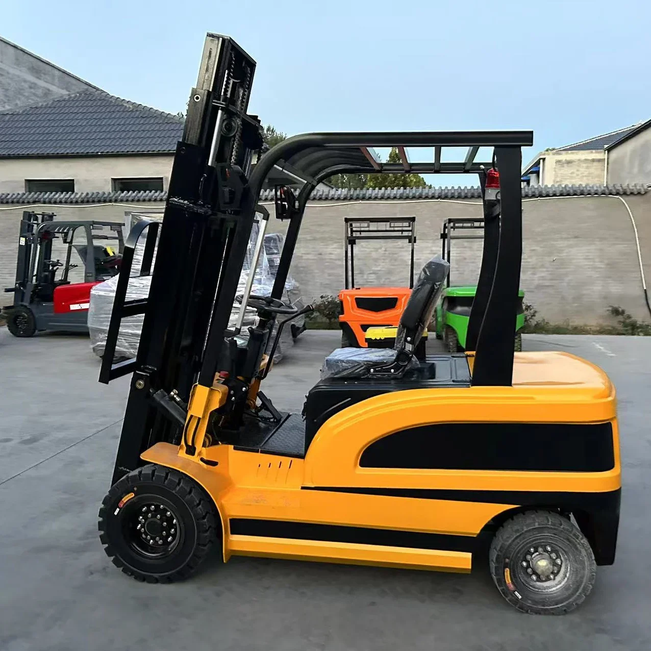 Reliable quality 1.5 tons 2 tons portable electric four-wheel mini lift truck for sale