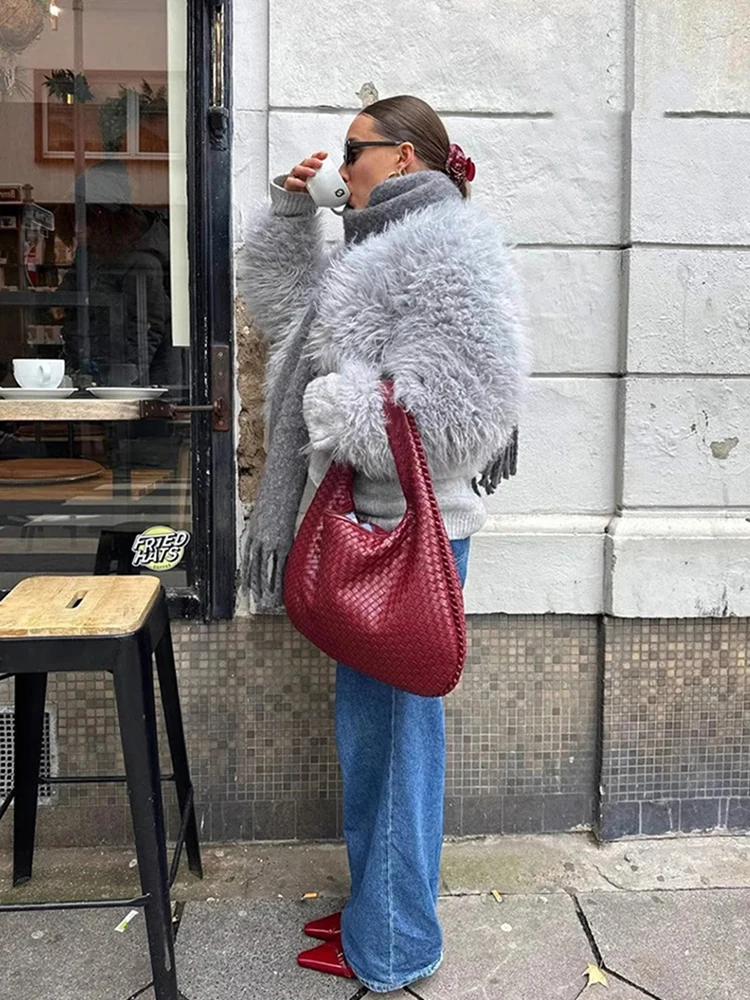 Casaco cinzento de peles artificiais para mulher Casaco de manga comprida peludo elegante outono e inverno Fotografia de rua Casaco de peles curto