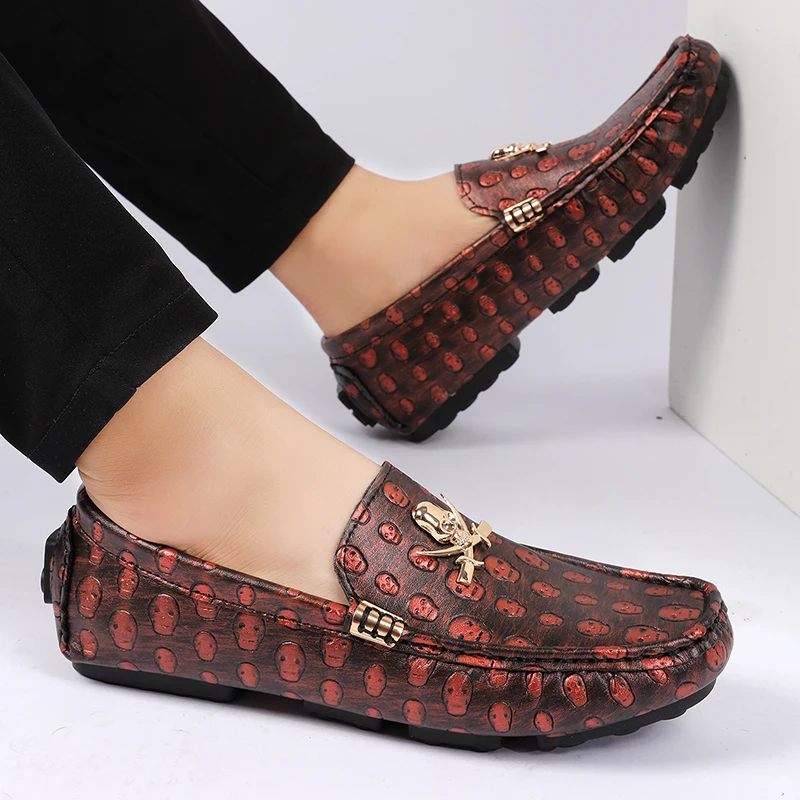 

Мужские красно-коричневые лоферы с узором в виде черепов, с металлической пряжкой, без шнурков, для вождения, повседневные, деловые мокасины, мужские туфли для вечеринок