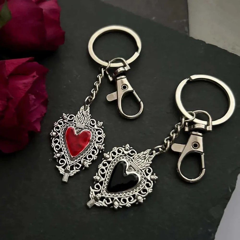 Gothic Ornate Oxidized Silver Exquisite Detailed Patterns Heart-shaped Red Black Crystal Key Chain for Woman Men Fashion Jewelry