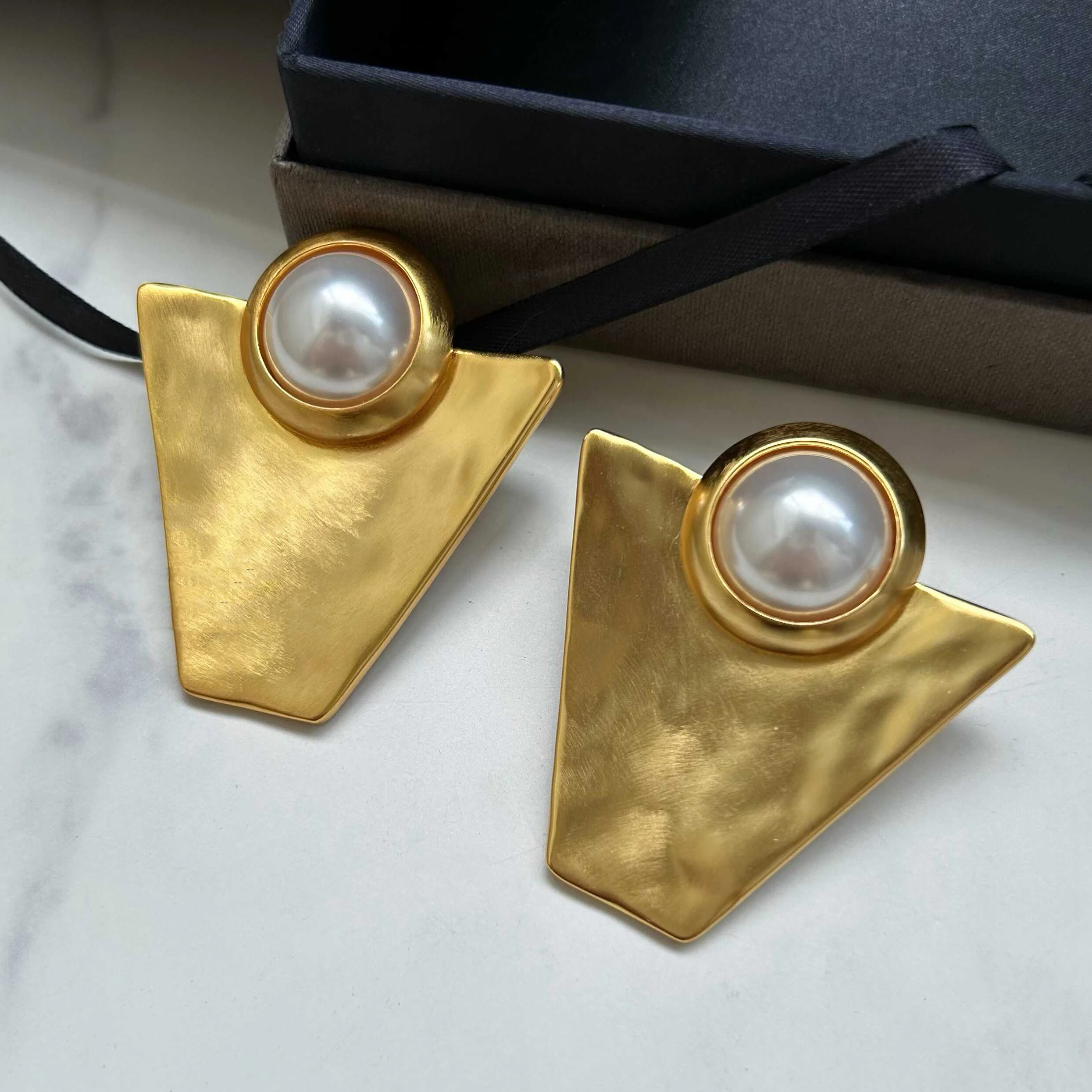 

Модные серьги высшего качества с латунным покрытием и золотым геометрическим жемчугом, роскошные зажимы для ушей, женские украшения для банкета и вечеринки