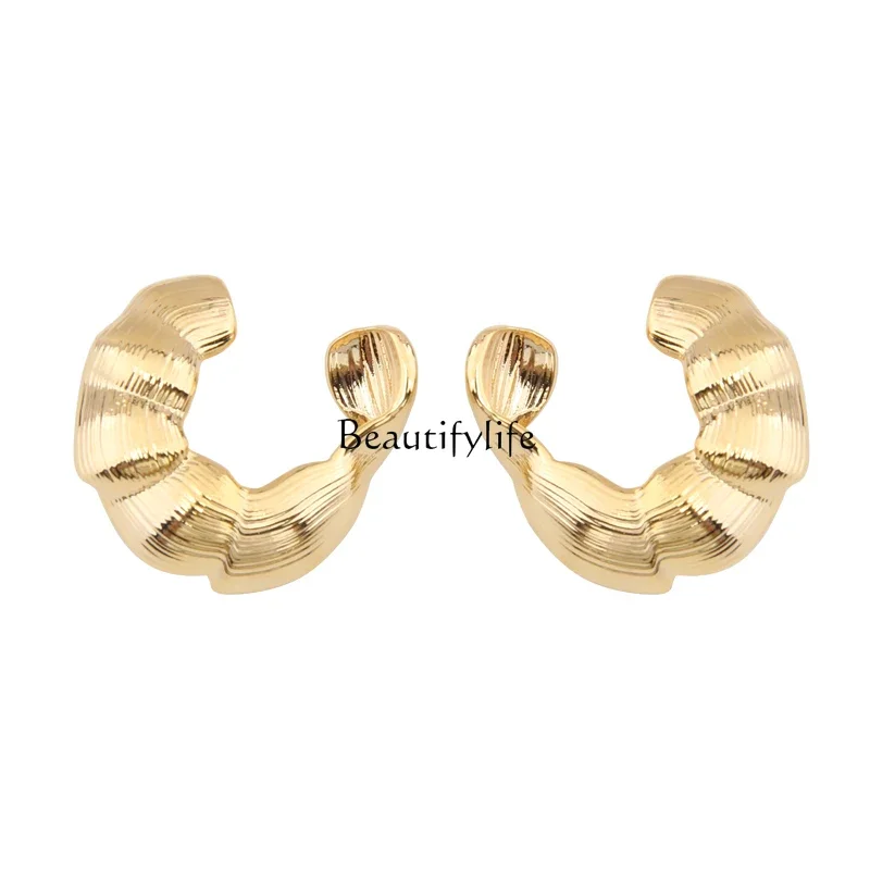 

Niche irregular brushed metal C-shaped earrings autumn and winter high-end unique earrings