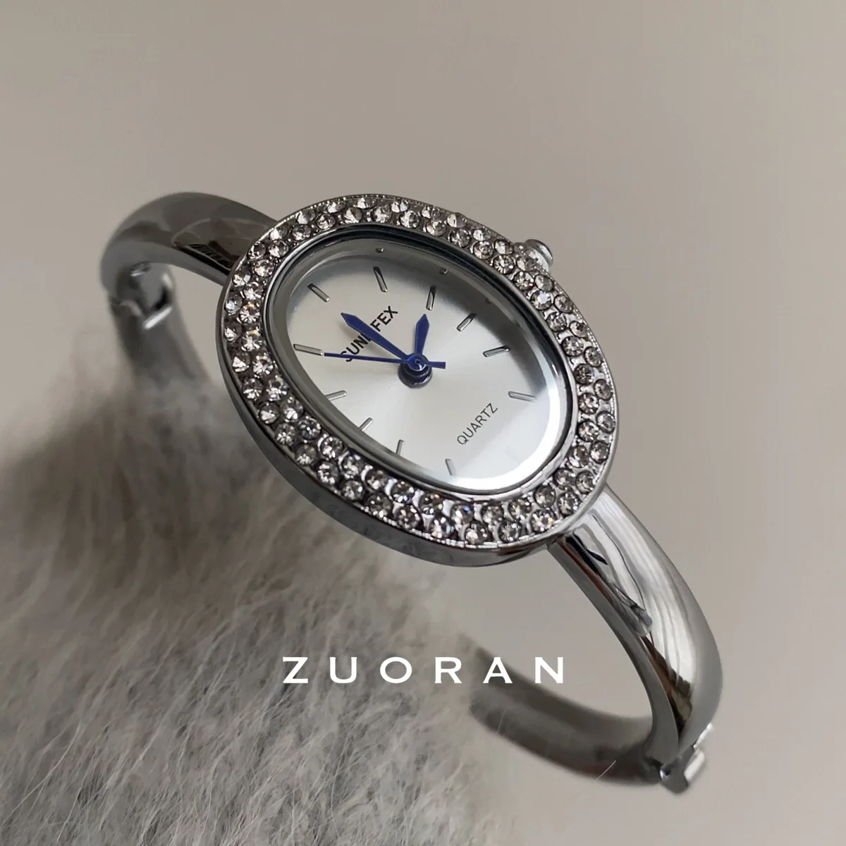 New oval mini bathtub style exquisite and fashionable bracelet-style quartz watch for women, a beautiful gift for women.