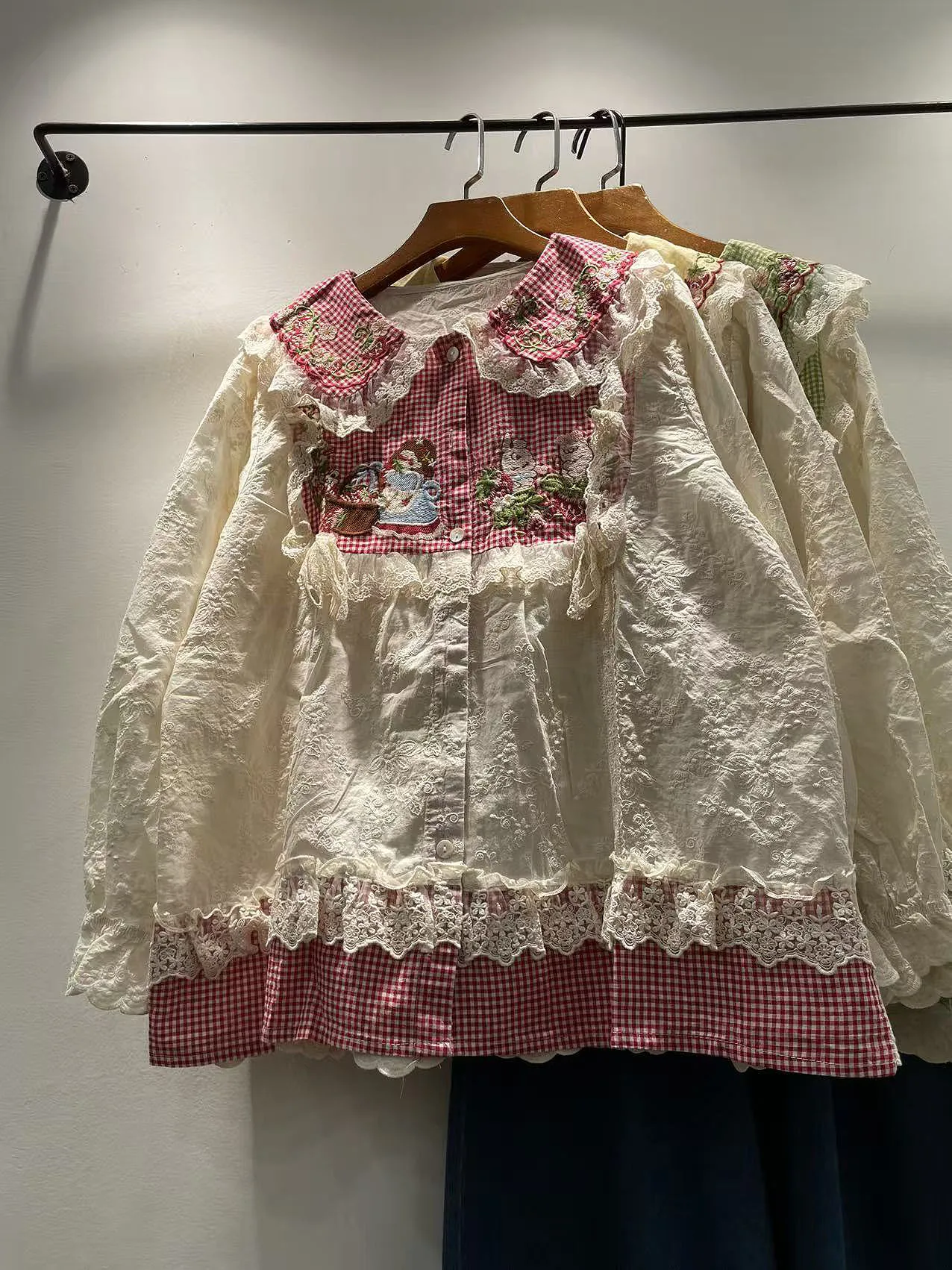 

Весенне-осенняя свободная длинная блузка в клетку с вышивкой и кружевным воротником irt, женская хлопковая клетчатая лоскутная блузка Faion Girl Sle