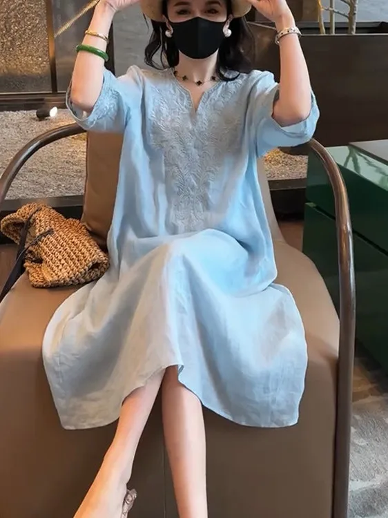 

Повседневное свободное льняное платье с V-образным вырезом и вышивкой, женское, больших размеров, летнее, новая модель, длинное, с богатой вышивкой, для прогулок по городу, дышащее