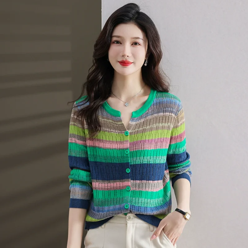 가을 신상 여성복 디자인은 속이 빈 V넥과 레인보우 컬러 패치워크 스트라이프가 돋보이는 긴팔 스웨터입니다.