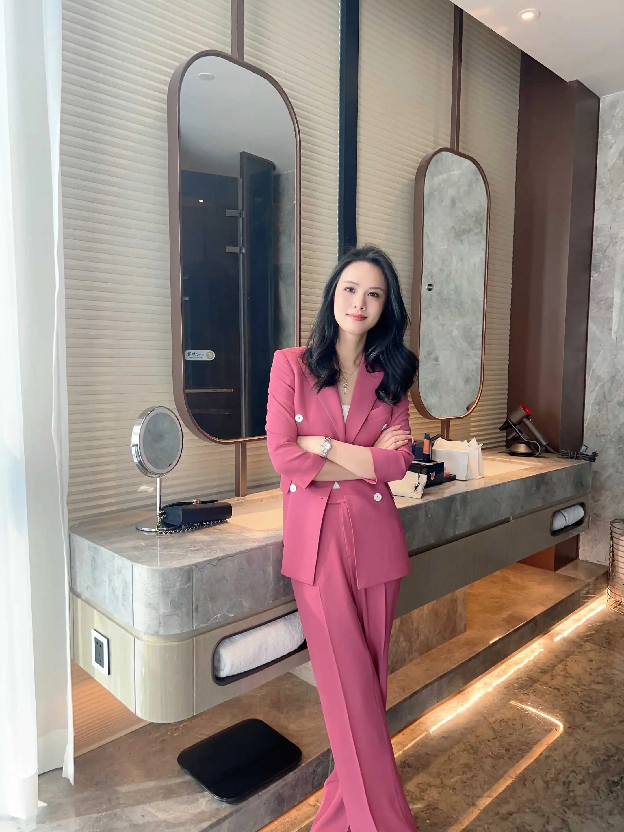 

Льняной костюм с жемчужным отливом: брюки прямого кроя и топ с рукавом три четверти, женский модный комплект, лето 2024, профессиональный женский костюмный ансамбль