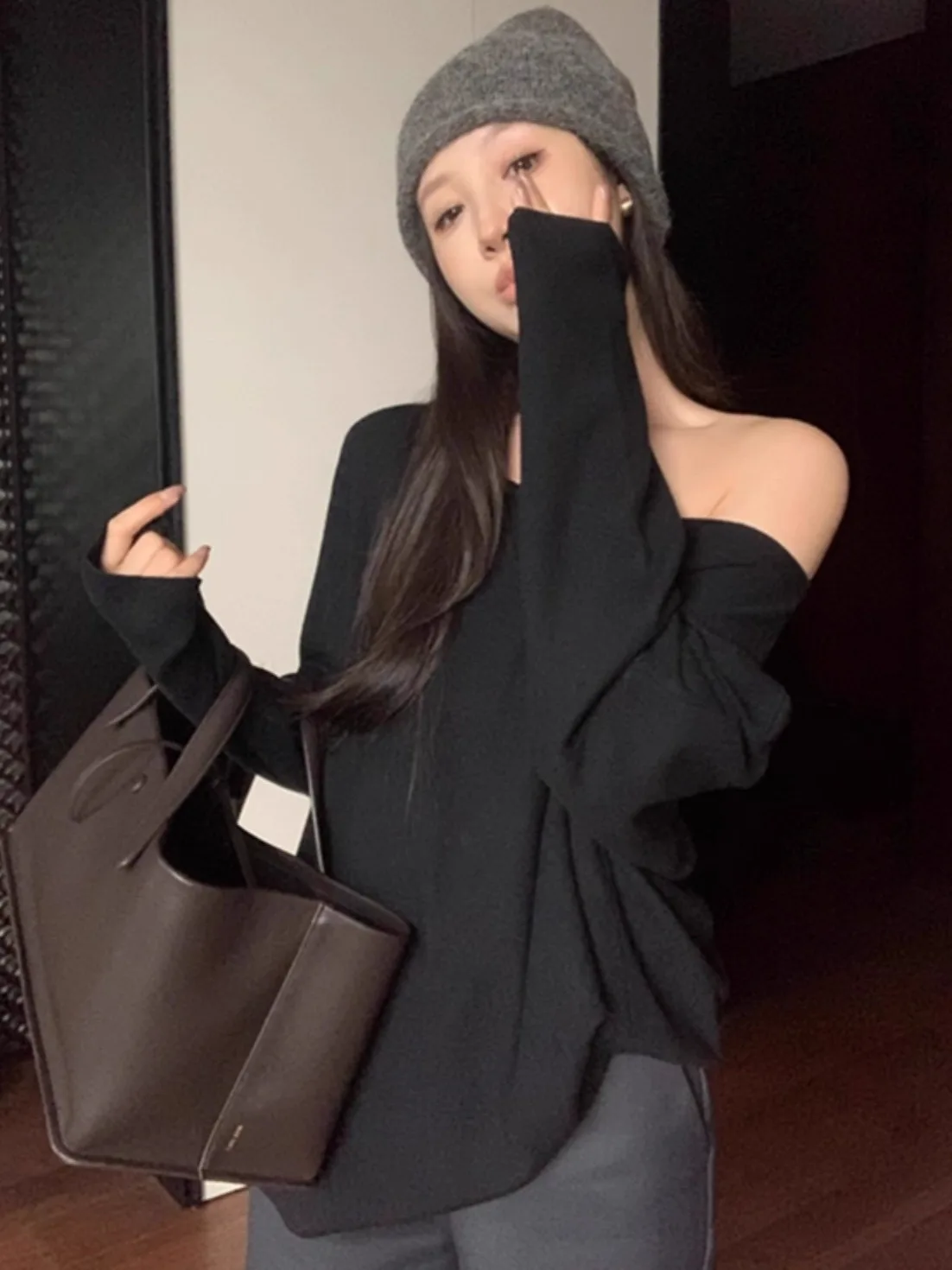 

Корейская повседневная трикотажная футболка с диагональными плечами Long Sve, женский свободный крой, утягивающий дизайн, топ на осень 2023 г.