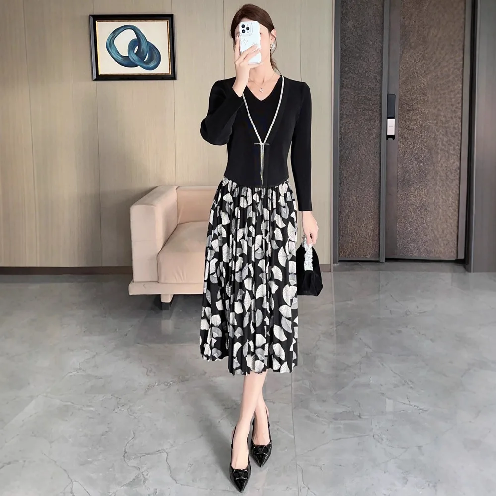 

Miyake Pleats 2025 Fall New Arrival Elegant Printed Patchwork Dress Versatile V-neck Long Sleeve Fashionable Youthful Long Dress