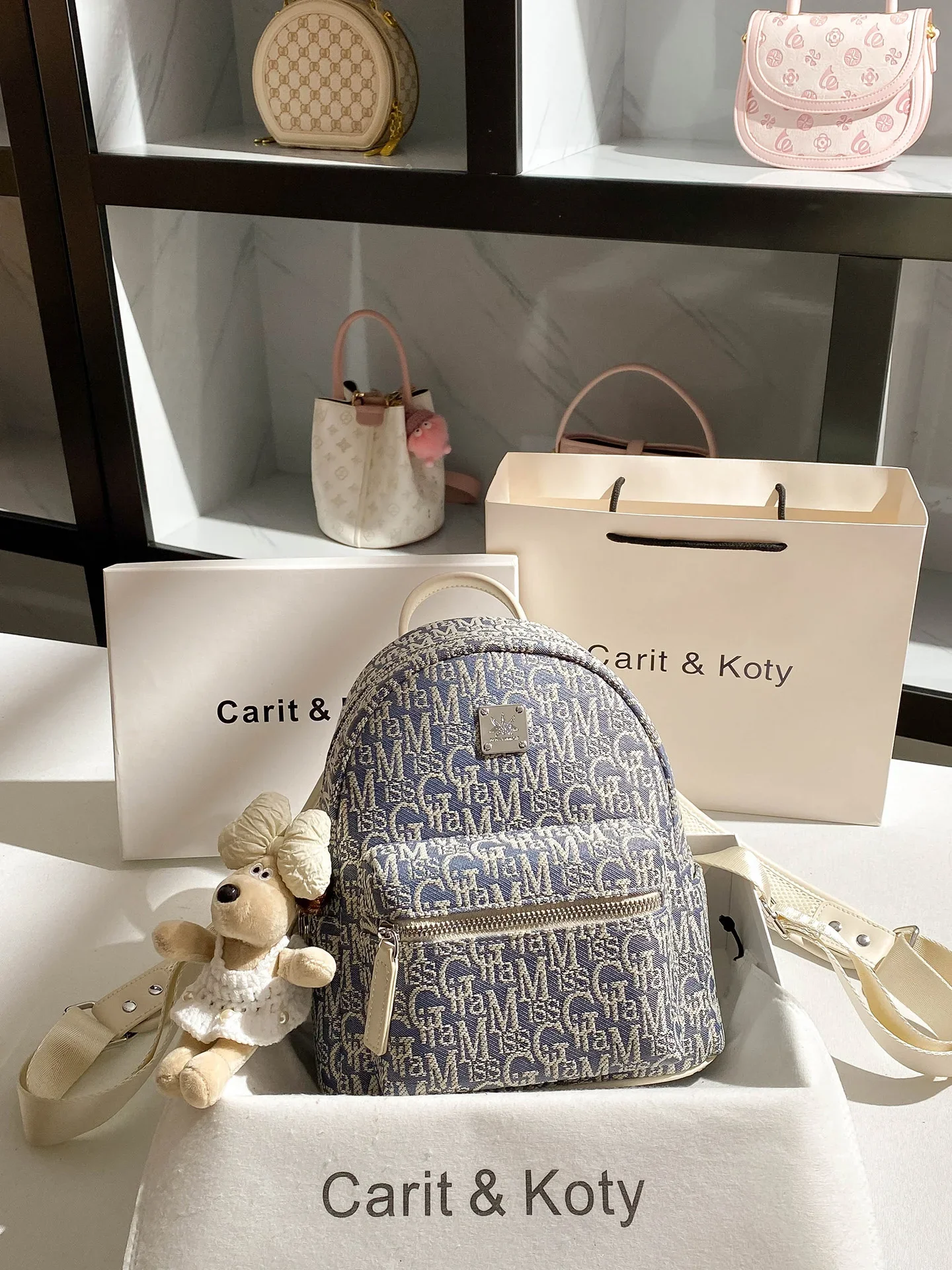 

Винтажные и роскошные дизайнерские сумки с нежной вышивкой букв и милой подвеской. Новый модный и популярный рюкзак для альпинизма.