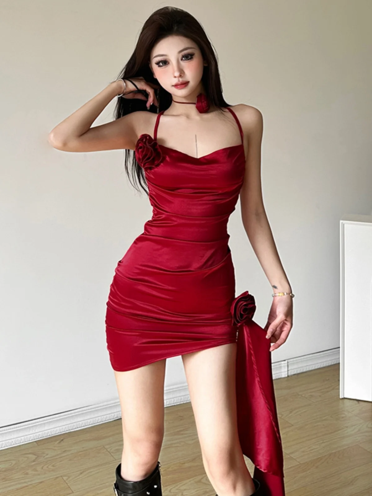 섹시한 레드 3D 로즈 웨이스트컷 스트랩 새틴 여성용 스트리트 스타일 하이웨이스트 플리츠 V넥 바디콘 스커트 (봄용)