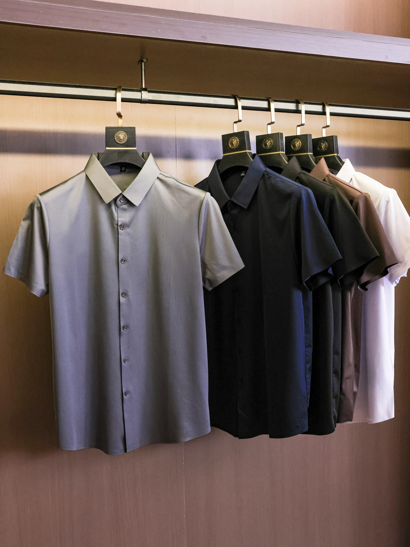Lightweight Smooth Non-Ironing Anti-Wrinkle Pure Color Flip-Collar Cool Feeling Breathable Business Gentleman Short Sleeve Me...
