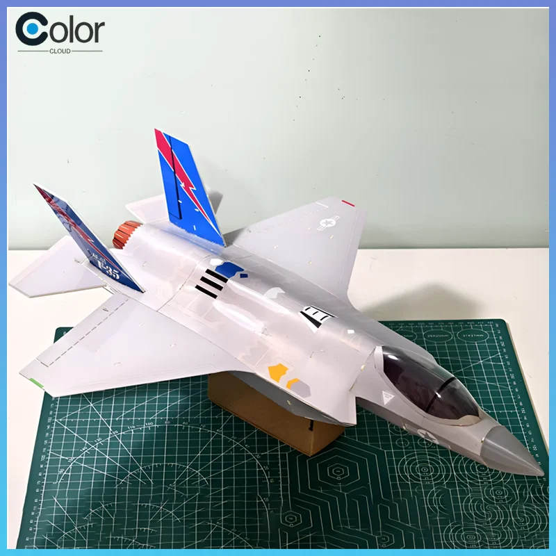 

Новая радиоуправляемая модель самолета F-35A с одним двигателем и 30-кратным обходным турбонаддувом, имитирующая настоящий самолет, — это сборная модель с дистанционным управлением.