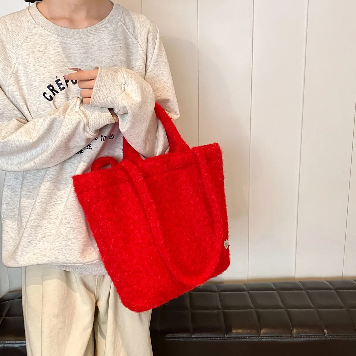 

Невесовая плюшевая сумка через плечо с защитой от стресса 2025 года, карманом-саше лавандового цвета и петлей AirTag