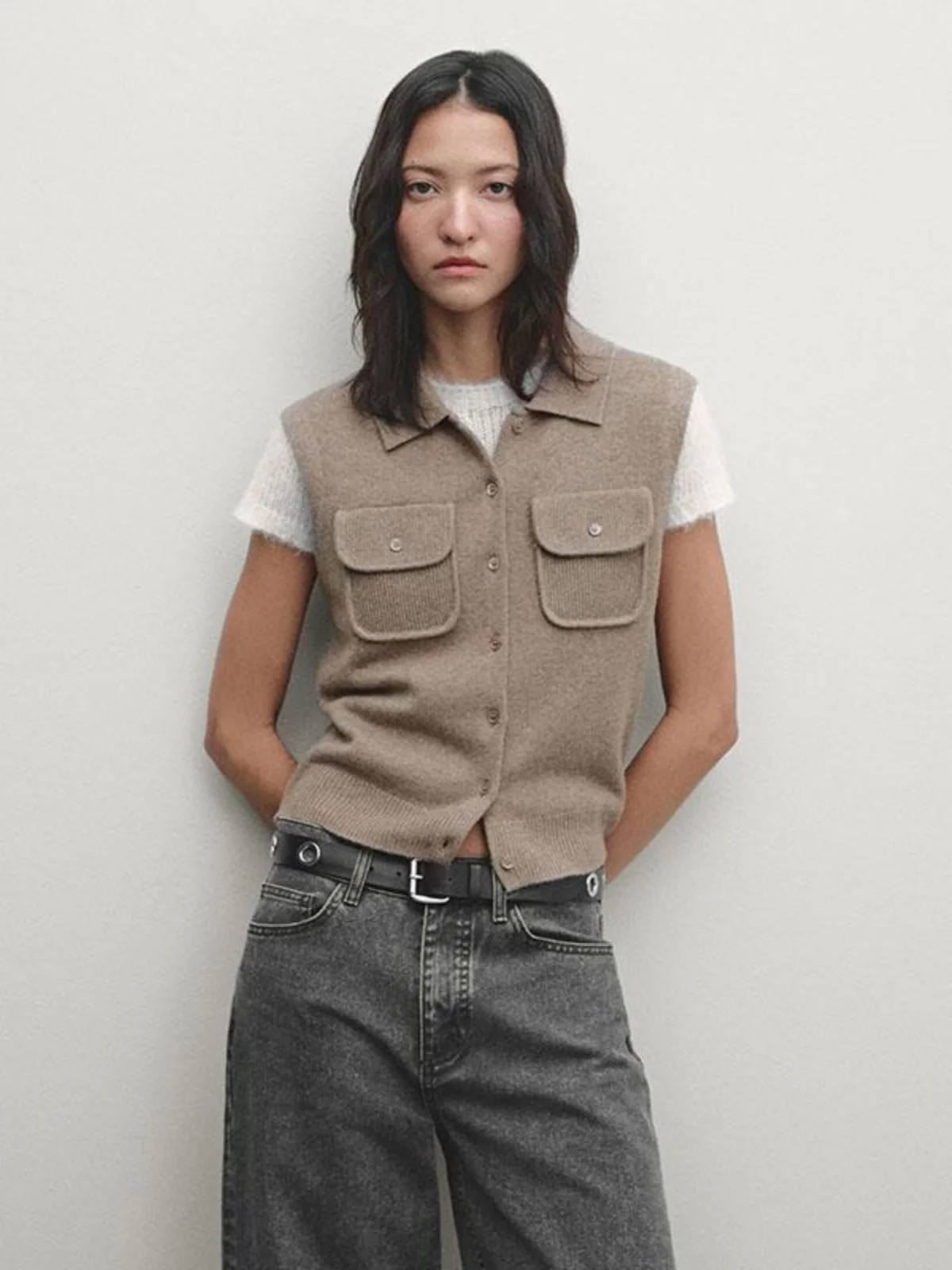 

Женский вязаный жилет MD, весна 2025, новинка, простой повседневный стиль, тонкий, высокое качество, классический воротник, стандартный крой...