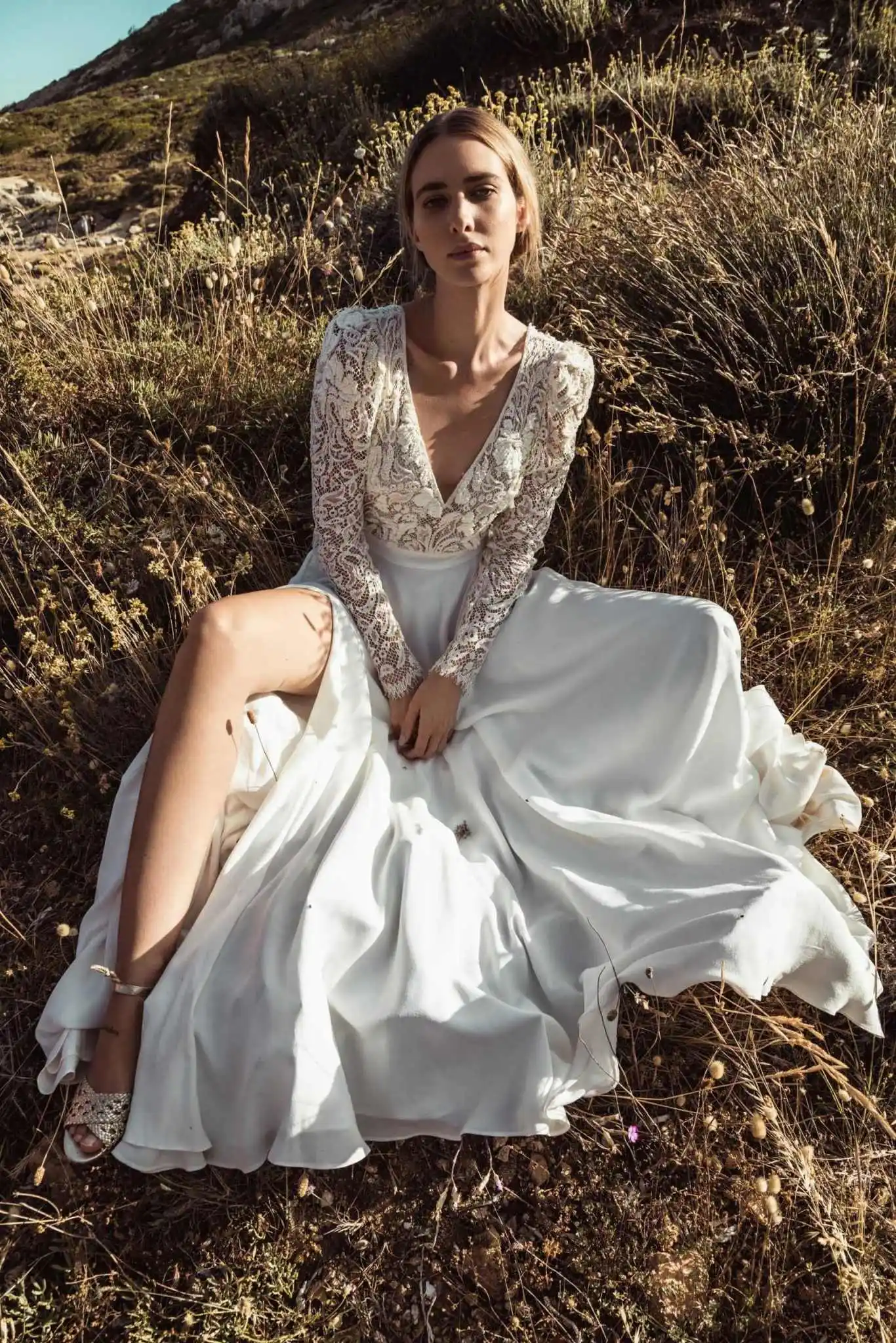 

Customized Elegant Deep V-Neck Long Sleeve Wedding Lace Applique A Line Bridal Gown Princess Bride Dress Vestido De Noiva
