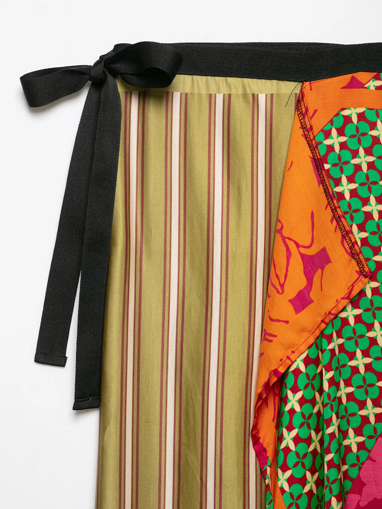 Sommerliches Damen-Set mit tiefem V-Ausschnitt, sieben Viertelärmeln, geblümtem und gestreiftem Print, Jacke und Wickelrock mit mittelhohem Bund. – Detail 9