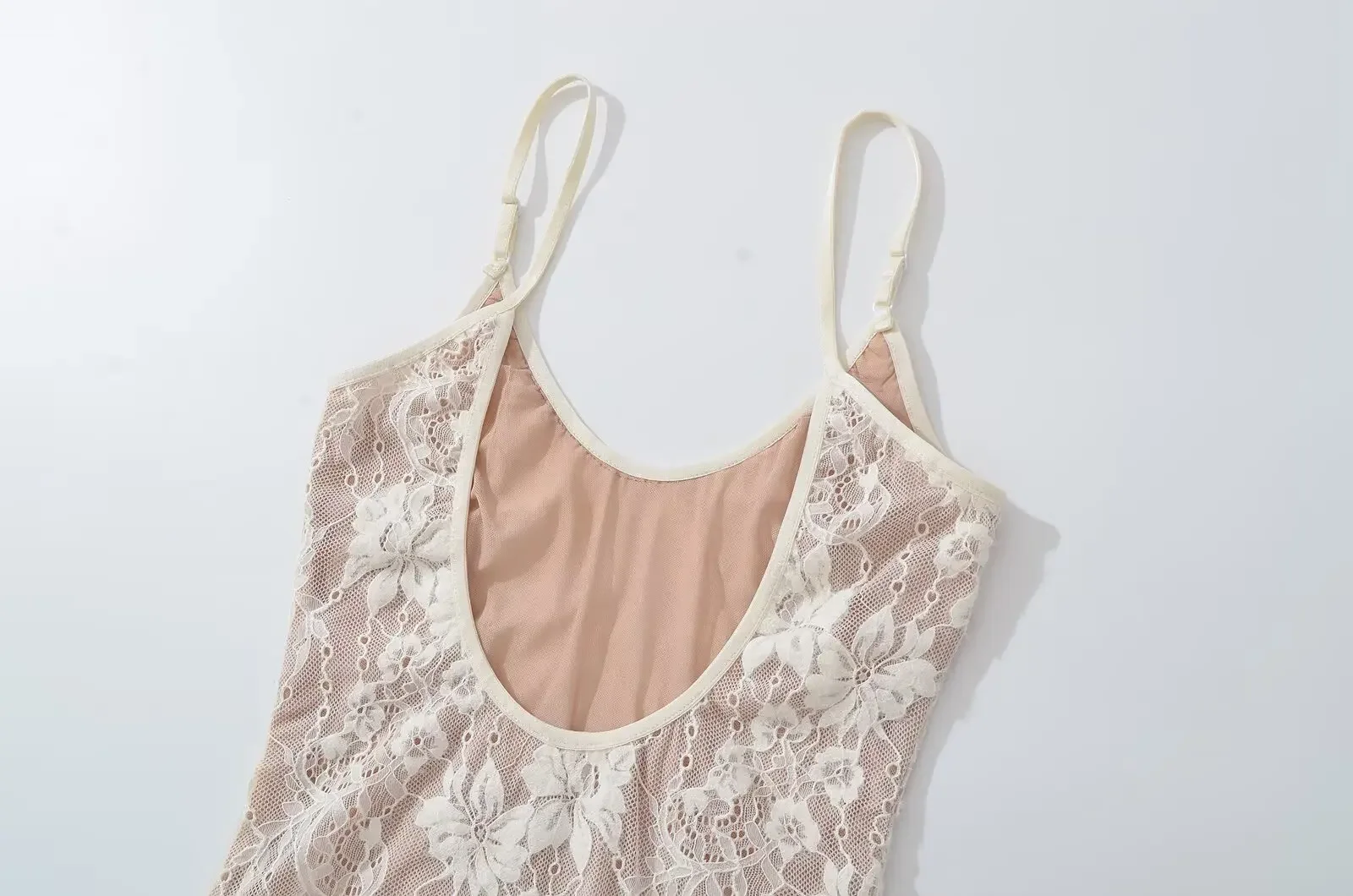 Sexy, durchsichtiger Spitzen-Bodysuit mit Futter, rückenfreier Spaghetti-Träger-Body, eng anliegender, kurzer Jumpsuit, figurbetonte Romper- und Playsuit-Modelle für Damen. – Detail 17