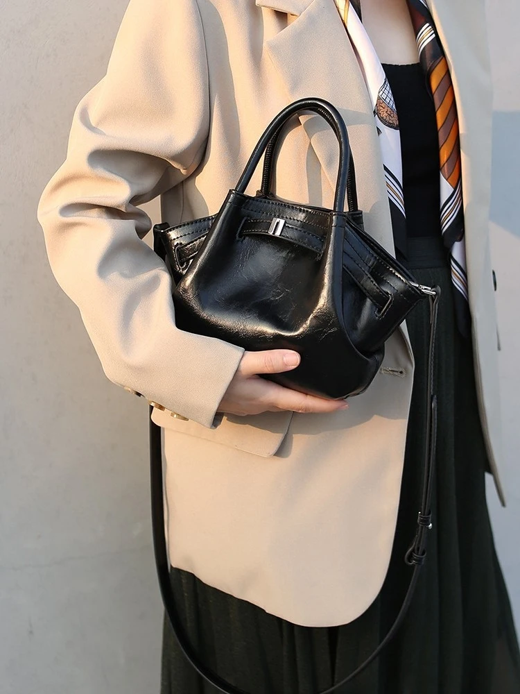 

Unique Hand-Held Pleated Shoulder Bag New Style Trendy Design High-End Feel Bucket Bag for Work And Commuting