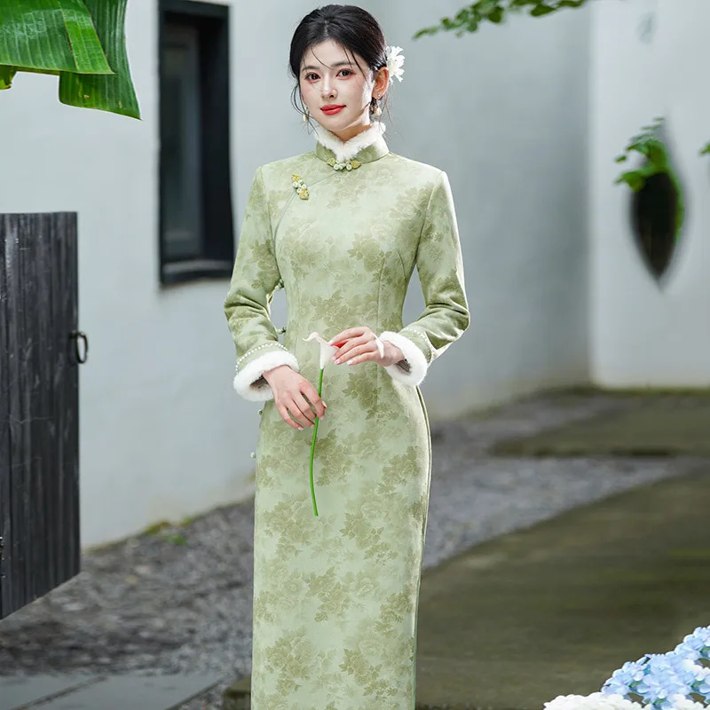 

Зеленый Сучжоу с длинными рукавами, улучшенный Cheongsam, зимний толстый стиль, женский новый китайский стиль, новинка 2025, осеннее Ципао в стиле ретро