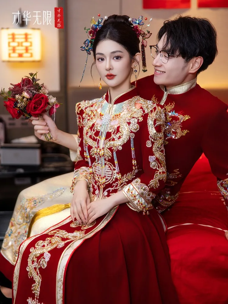 The bride's new Chinese-style wedding dress velvet dragon and phoenix gown couple's attire