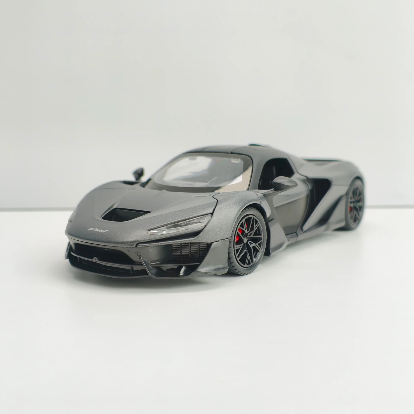 1/24 Simulated McLaren W1 alloy car model ornament, collectible door that can be opened with sound and light feedback, supercar
