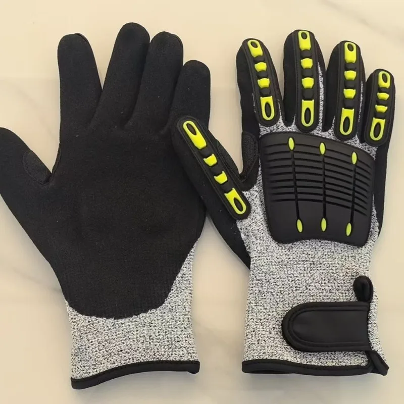Level 5 cut-resistant gloves, gray, made of with a matte finish, HPPE fiberglass, and nitrile, offering abrasion resista