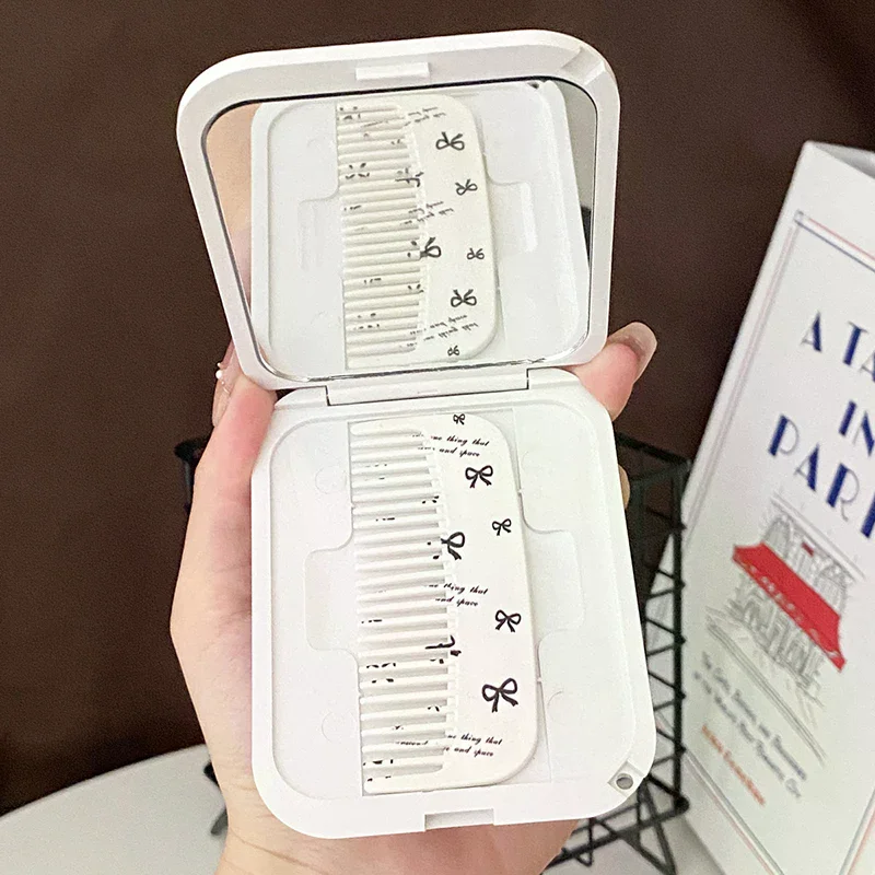 مرآة مكياج على شكل فيونكة لطيفة قابلة للطي على شكل فيونكة مع مشط محمول ومبتكر للنساء والفتيات #3