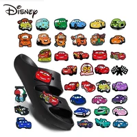 Disney Cars Lightning McQueen10-100pcs Dijes para zapatos Hebilla de zueco de PVC colorida Suministros para manualidades Favores de fiesta Niños Racer Regalos de Navidad
