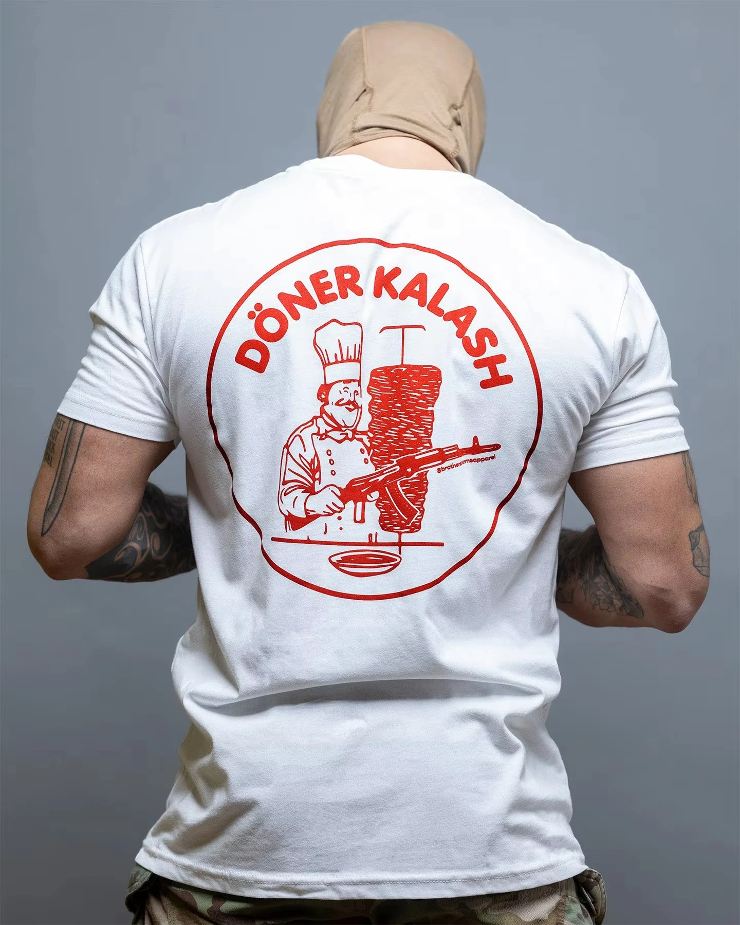 Unisex Grafik-T-Shirt Doner Kalash Lustiges Koch-Abzeichen AK-Gewehr Kreisförmiges Abzeichen Doppelseitiger Druck Kebab-Pistole Kontrast-Cartoon – Detail 6