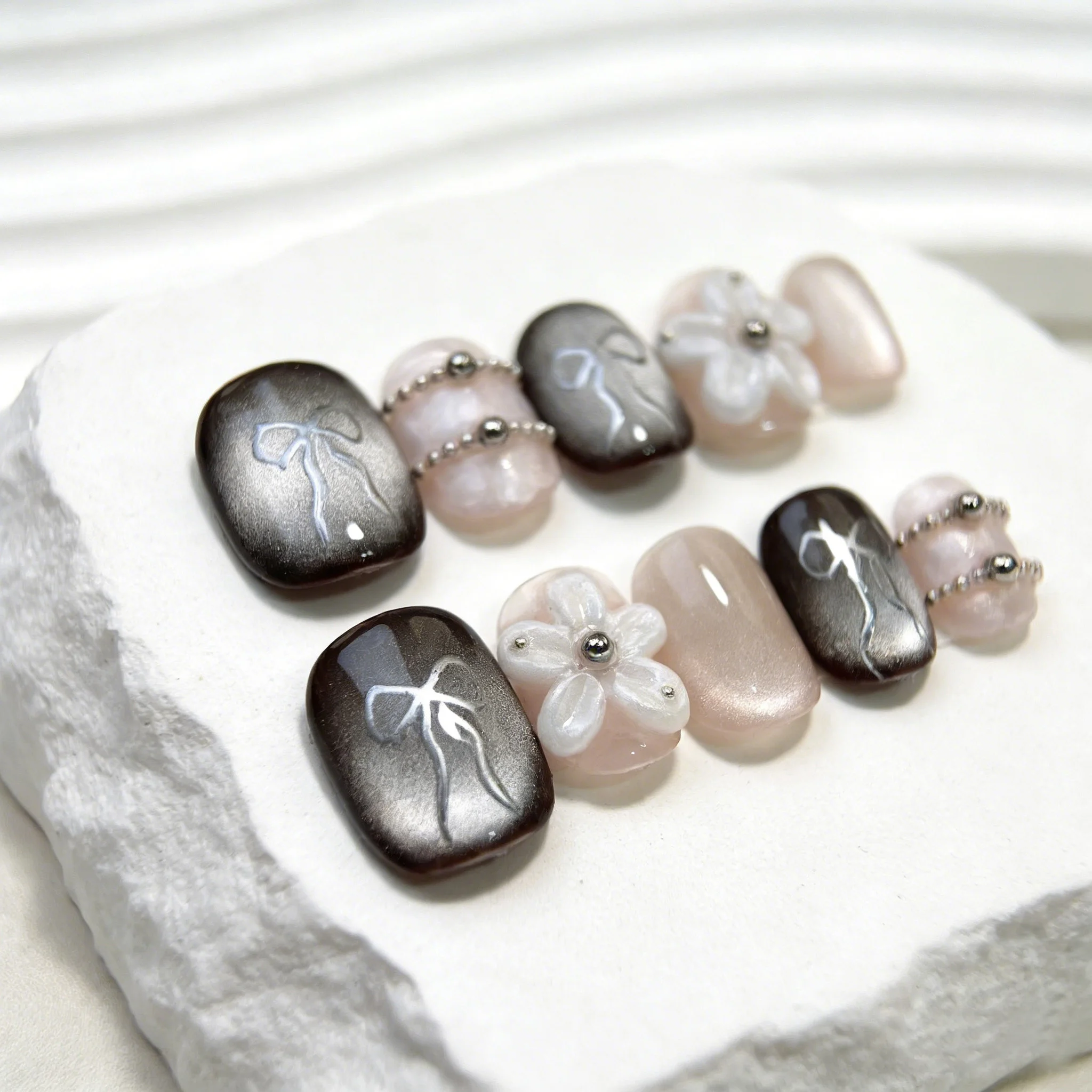 

10 шт. розовых накладных ногтей с эффектом кошачьего глаза, ручной работы, с точками, бантиками и цветочными акцентами, короткие овальные, полное покрытие, для женщин и девушек